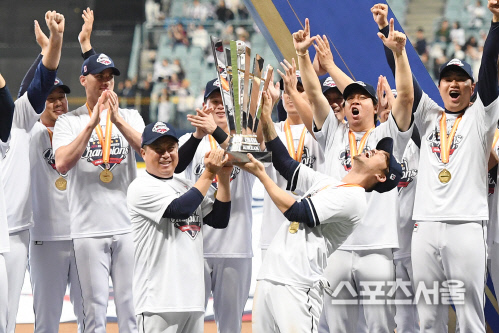[포토]한국시리즈 우승 트로피 들어올리는 김태형 감독과 오재원