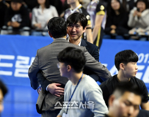 [포토] 석진욱-최태웅 감독 '경기 끝나고 친구의 뜨거운 포옹'