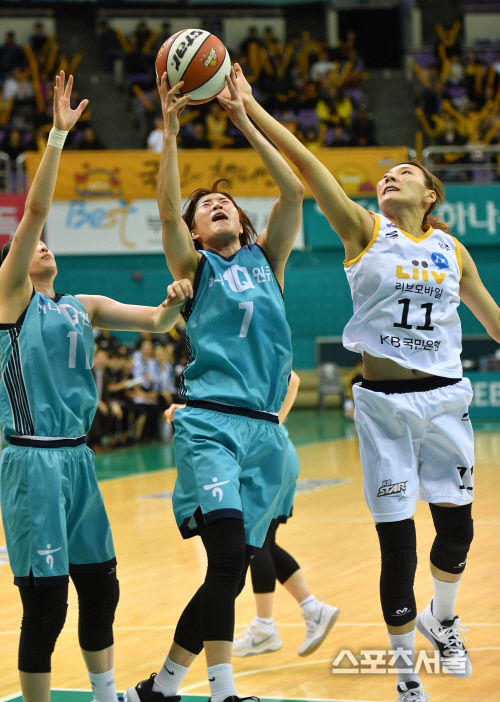 고아라 리바운드 다투는 최희진 [포토]