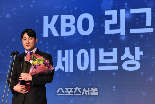 [포토] SK 하재훈, 세이브상...조마조마했지만...