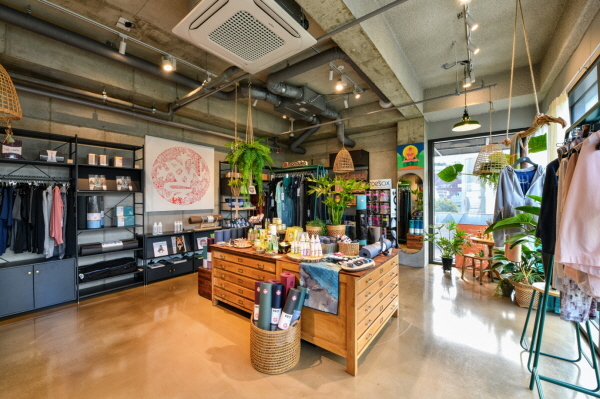 요가 용품 브랜드 '만두카' 가로수길 가로골목 매장 오픈