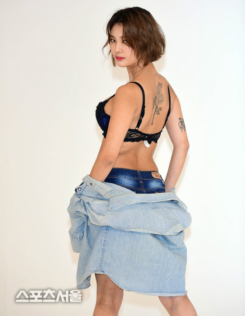 환상적인 뒤태의 크레이지 자인언트 모델 연이, 뒤돌아서도 숨길 수 없는 볼륨감![포토]