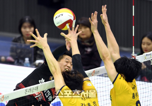 [포토]김호정의 손끝에 걸리는 구본승의 공격