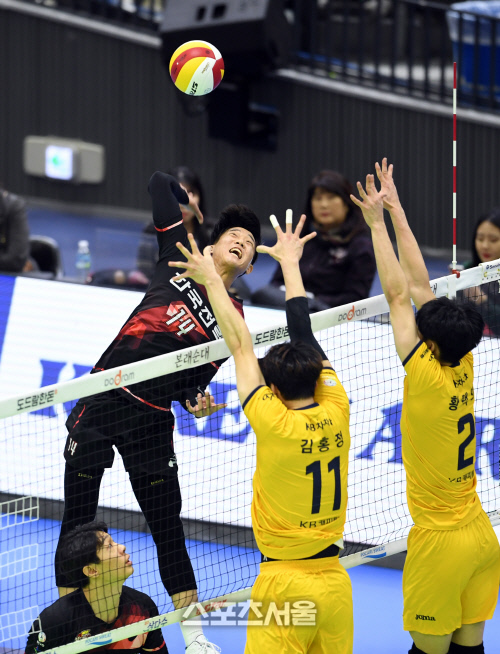 [포토]한국전력 구본승의 공격