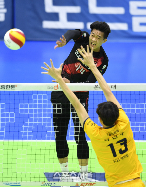 [포토]후위 공격에 성공하는 한국전력 구본승