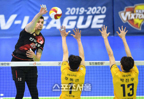 [포토]맹공 퍼붓는 한국전력 가빈