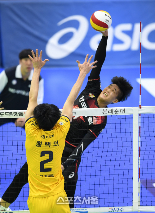 [포토]한국전력 구본승, 토스가 너무 높아...