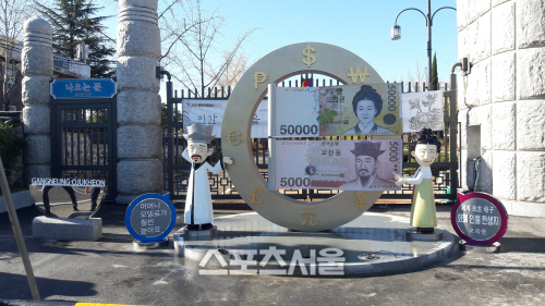 세계최초 모자 화폐인물 오죽헌에 '화폐포토존' 설치 '화제'