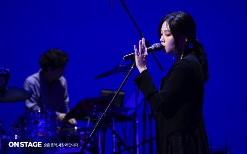싱어송라이터 비비, 새 싱글 '자국' 발표…온스테이지 통해 선공개
