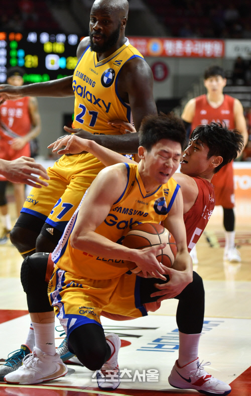 변준형 파울에 쓰러지는 김현수[포토]