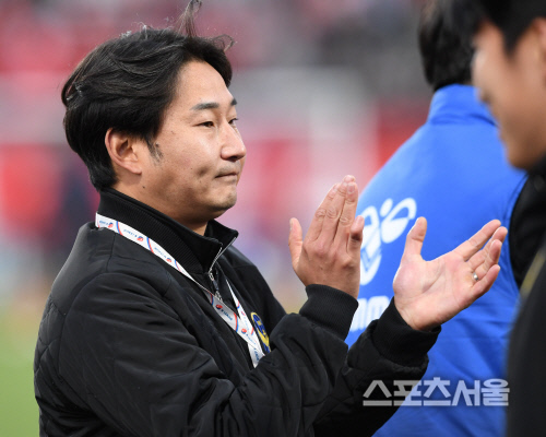 [포토] 이천수, 잔류 성공을 자축하는...박수!