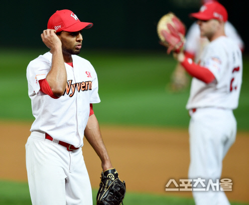 [포토] 역전허용 산체스 \'아쉬움 뒤로 하고\'
