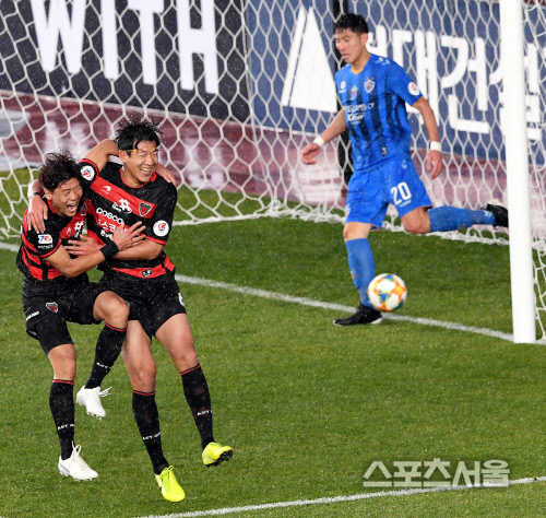 [포토] 포항 전민광-정재용, 일류첸코의 추가골에 환호!