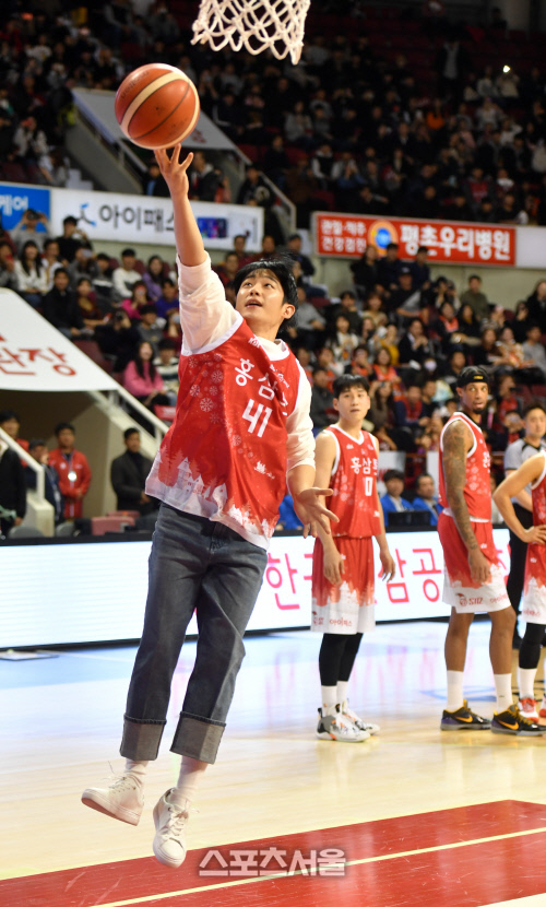 레이업슛 날아오른 배우 정해인[포토]