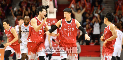 양희종 3점슛에 환호하는 문성곤[포토]