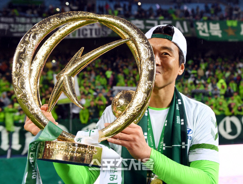 [포토] 이동국, 우승트로피에 입맞춤