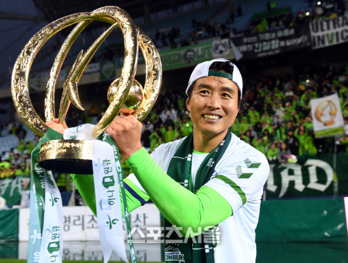 [포토] 이동국 '우승트로피는 우리 것'