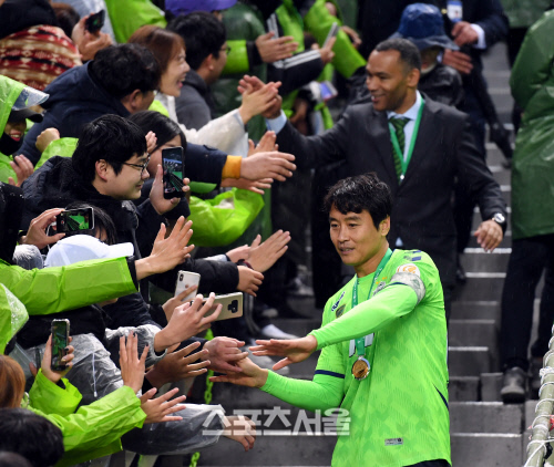 [포토] 모라이스 감독-이동국 '팬들에 우승 선물'