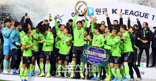 [포토] 이동국, 7번째 우승트로피 번쩍