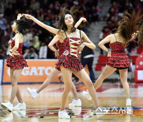 정해인도 레이업슛 성공, 승리를 부르는 KGC치어리더의 신나는 몸짓[SS화보]