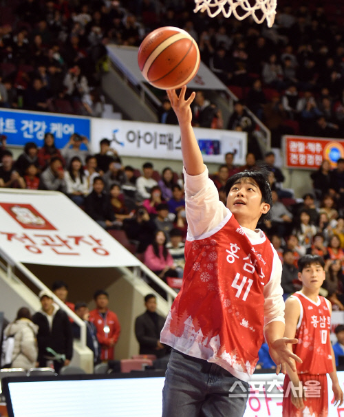 레이업슛 시도하는 정해인, 한방에 골 성공으로 박수받아[포토]