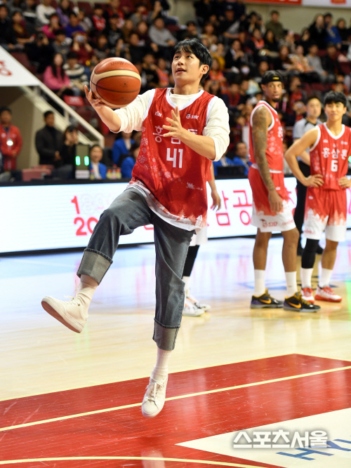 레이업슛 날아오른 배우 정해인[포토]