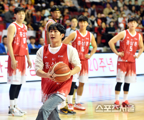 레이업슛 시도하는 정해인, 한방에 골 성공으로 박수받아[포토]