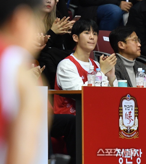 끝까지 경기장 지켜, 승리 지켜본 정해인[포토]