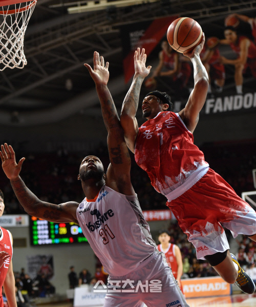 \'이 자세로도 골을\' 크리스 맥컬러[포토]