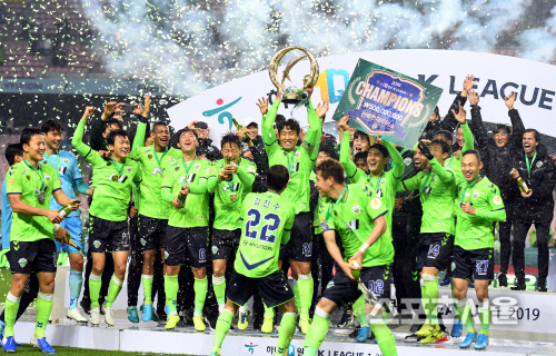 [포토] 우승 트로피 든 전북 녹색 전사들