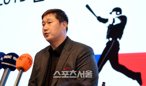 [포토] 이대호 선수협 회장 '샐러리캡 구체적 내용은 대화로 해결하