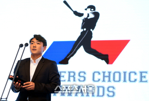 [포토] NC 김태진, '플레이어스 초이스 어워즈' 신인상 수상