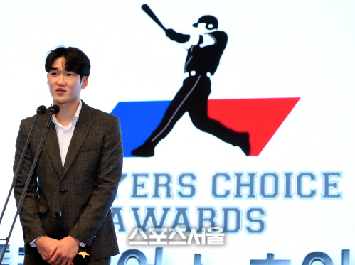 [포토] '플레이어스 초이스 어워즈' 기량발전상 주인공은 KT 배제성