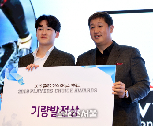 [포토] KT 배제성, '플레이어스 초이스 어워즈' 기량발전상 수상