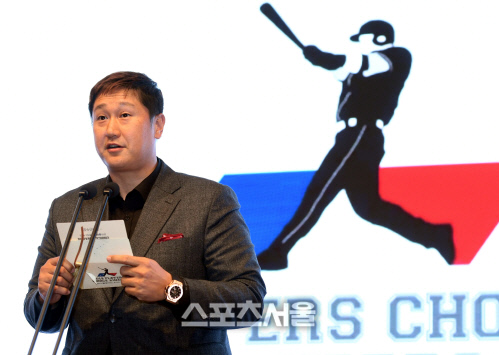 [포토] '플레이어스 초이스 어워즈' 수상자 발표하는 이대호 회장