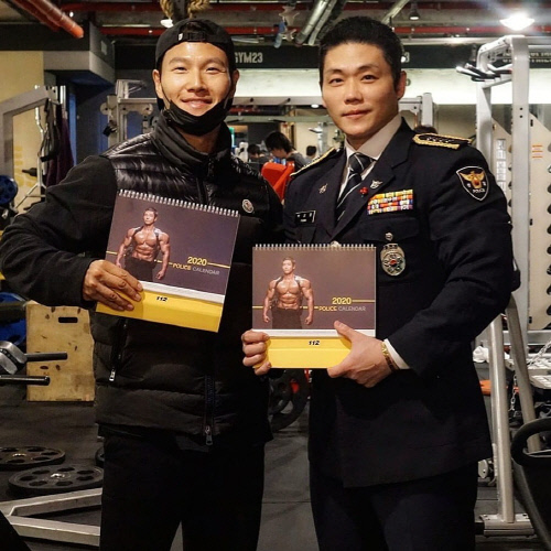 범인검거 전국1위 '로보캅' 보디빌더 박성용, 김종국이 경찰달력과 함께 해 너무 고맙다
