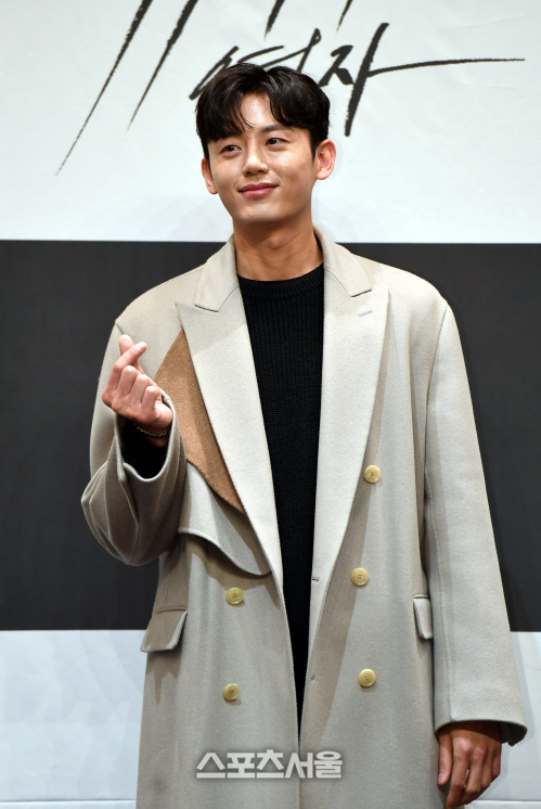 [포토] 이지훈 '달달한 하트 포즈'