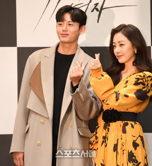 [포토] 이지훈-오나라 부부 '달콤 하트 포즈'