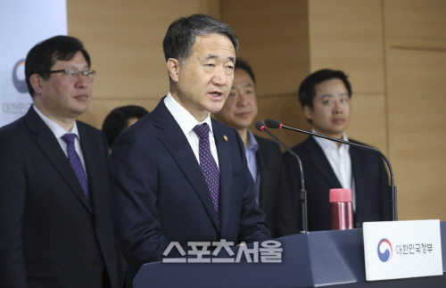 박능후 장관 '성남 어린이집 성폭행은 발달과정' 발언에 논란 격화