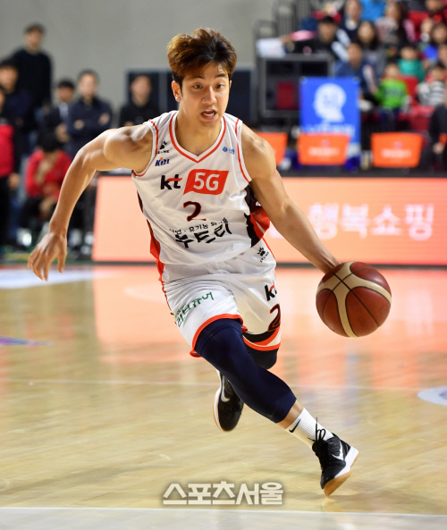 레이업슛 시도하는 허훈[포토]