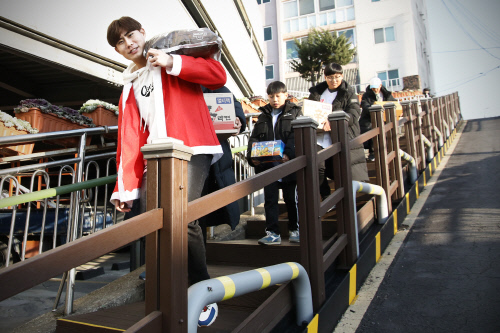 2. 사랑의 쌀 기증을 위해 일하는 선수들