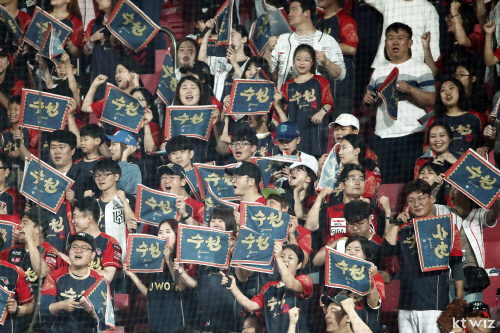 4. 기념 티셔츠 입고 응원하는 팬들