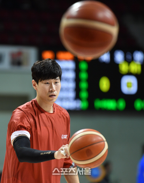 삼성전 앞두고 몸푸는 KGC 오세근[포토]