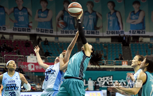 [포토] 하나은행 강이슬 vs 삼성생명 이주연, 치열한 리바운드!