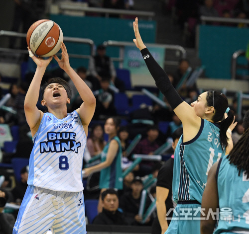 [포토] 삼성생명 이주연, 악 소리나는...슛!