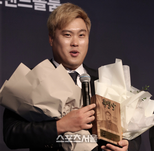 [포토] 류현진, 조아제약 프로야구대상 특별상...감사합니다~