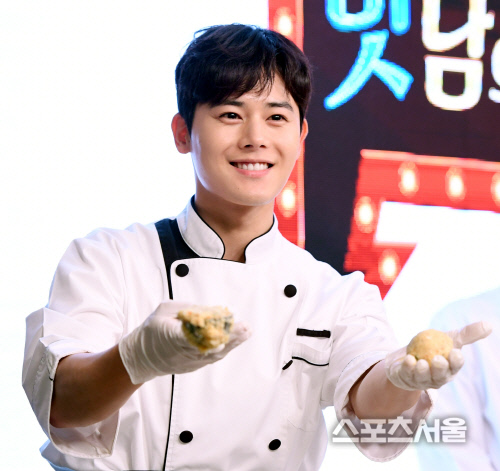 [포토] 김동준, 제 요리 한번?