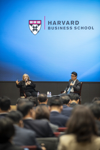 캔터 美 하버드대 교수, 신한금융서 초청 강연회…"'조직 밖에서 사고하기' 중요"