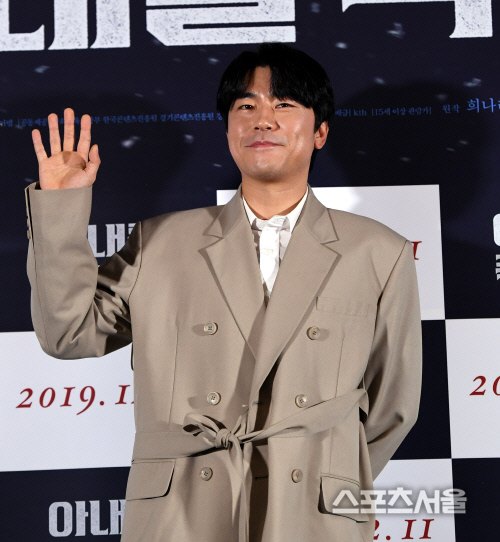 [포토] 이시언, 훈훈한 손인사~