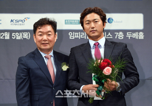 [포토]한화 안영명, 올해의 상-선행상 수상